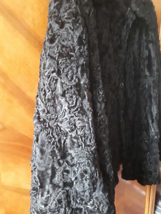 Vand 2 haine de blană naturală bej si negru  cu unele  uzuri la maneci