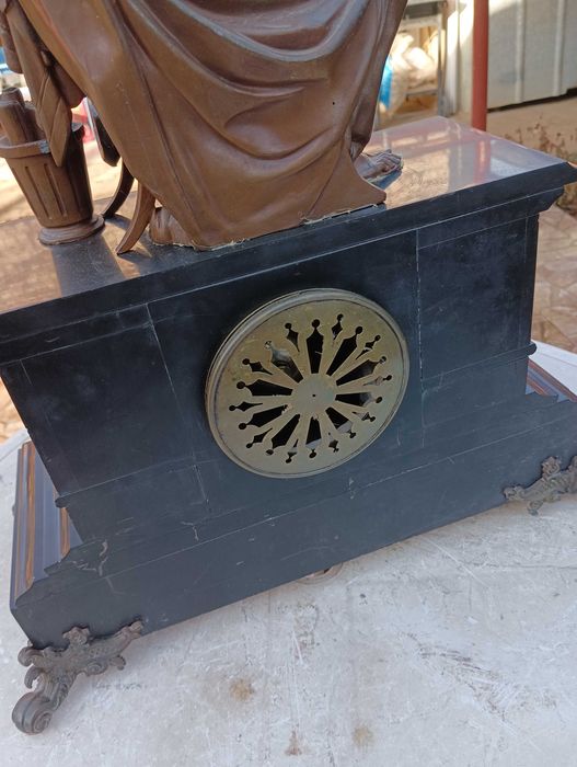 Стар каминен часовник, работещ. Минал профилактика при часовникар