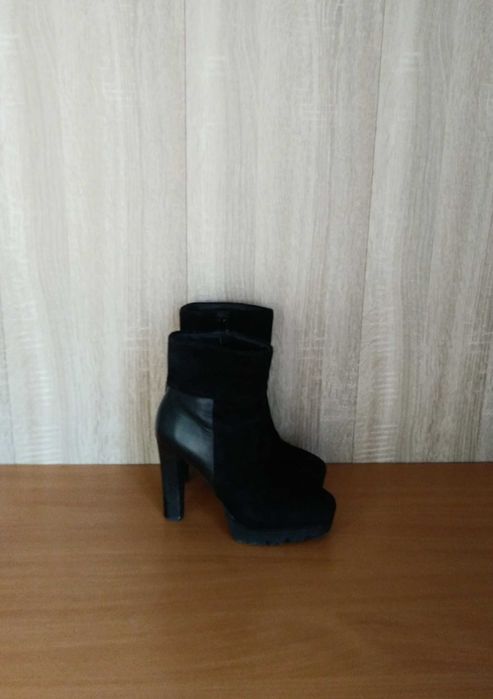 Ботинки на каблуке. Размер 36.