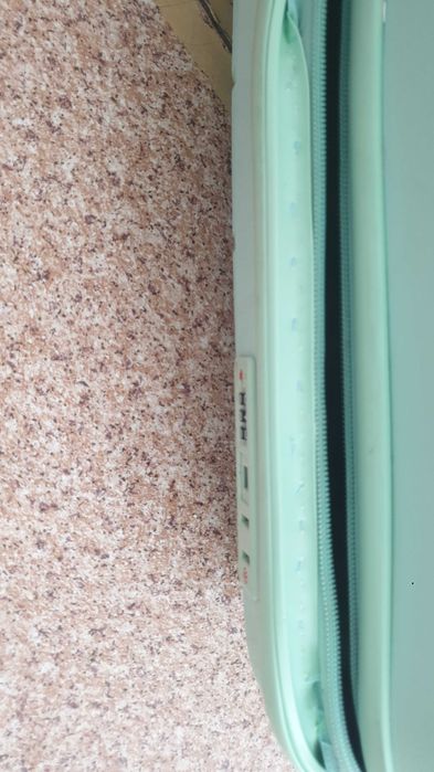 Чемодан хороший , цвет приятный