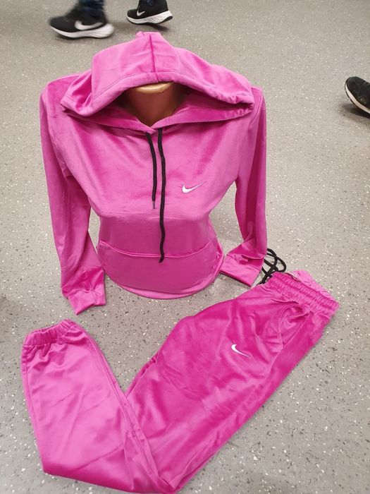 *** Trening Catifea Nike – Fashion Edition