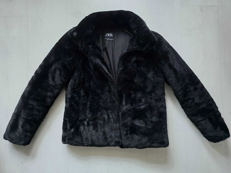 Пухено палтенце Zara, черно