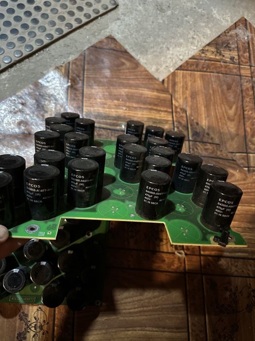 Condesatori/Placi /componente electronice / EPCOS 470uf 400 v buc