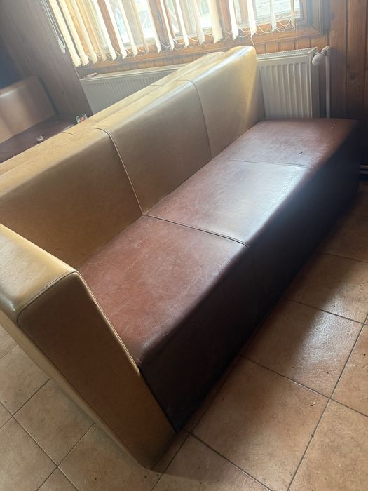 Vand canapele folosite intr.un bar.