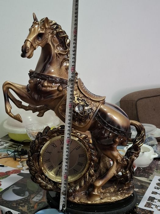 Гипсавый конь с часами  можно click