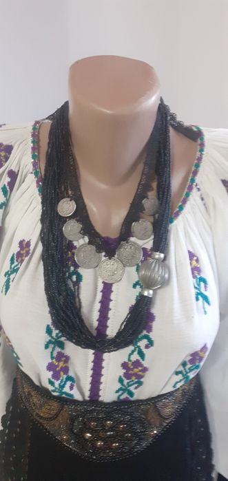 Salbă veche cu bani ,costum popular.