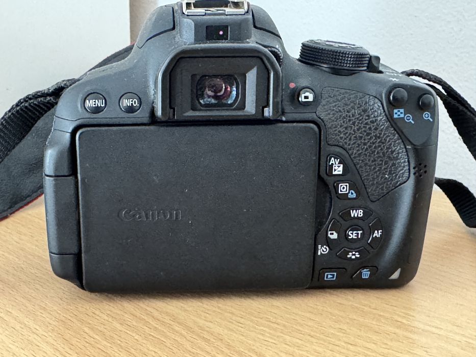 Canon EOS 700D body + Card 4GB + Baterie + Incarcator - Shutter 8533
