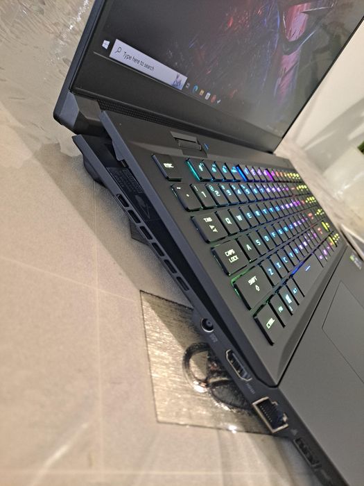 4K .120.hz  Monstir zephyrus S17