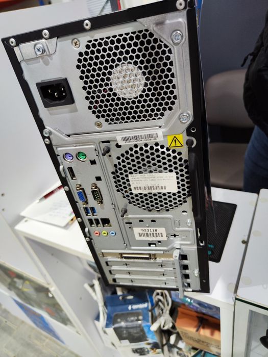 Ofer spre vânzare unitate PC Lenovo
