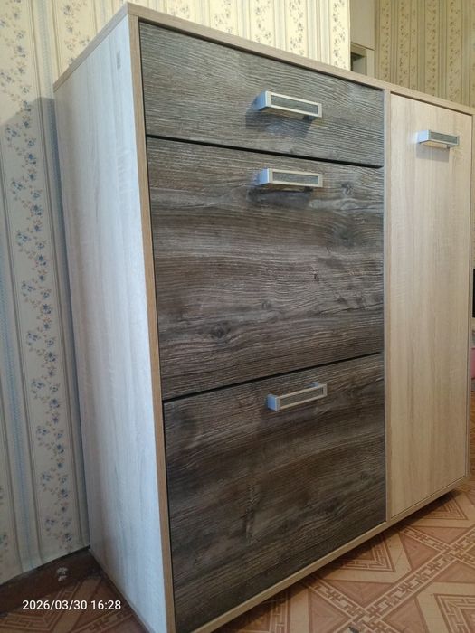 Продам угловой диван; кух.стол с 4табуретками; обувница.