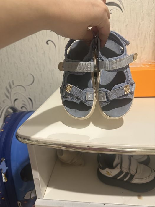 Продам сандали H&M