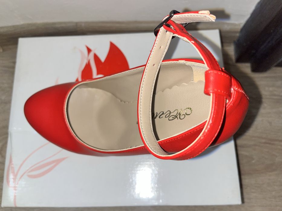 Червени обувки на платформа