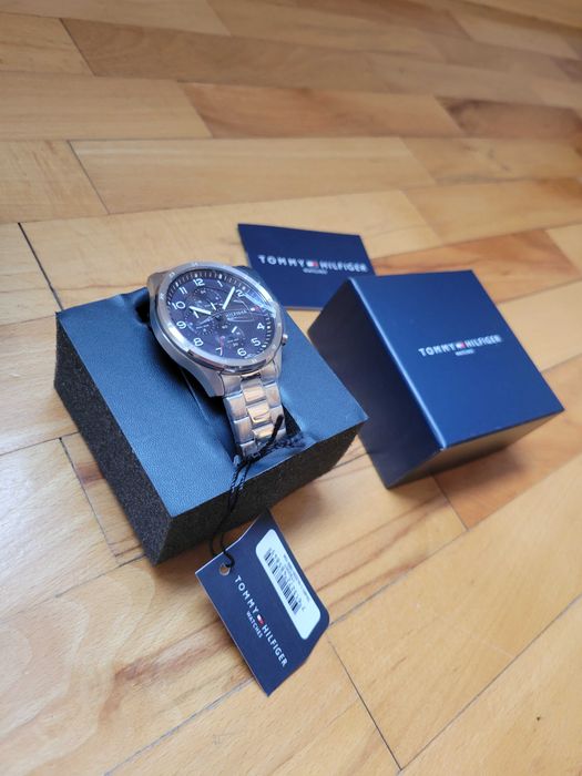 Часовник Tommy Hilfiger Axel - чисто нов, оригинал, хронограф.