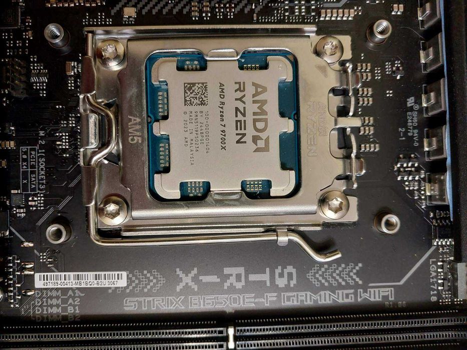AMD Ryzen 7 9700X + Asus Rog Strix B650E-F Gaming Wi-Fi