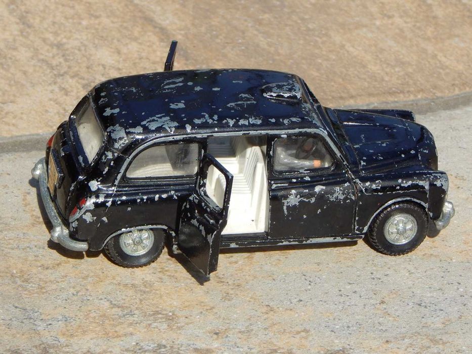 Macheta masina taxi londonez Austin FX4 1960 Dinky Toys fabricat Anglia scara 1:43