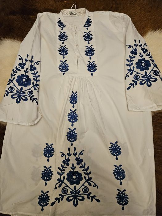 Vand iie romaneasca cu flori rosii catifelate M iie  brodata