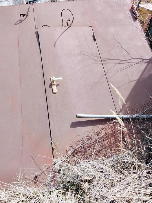 Срочно продам железную дверь