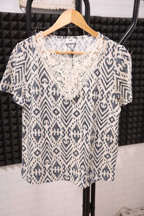 Top damă JDY print ikat, dantelă decolteu, mărime M, nou cu etichetă