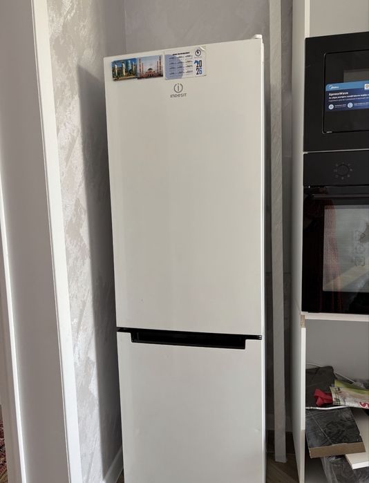Продам Холодильник indesit