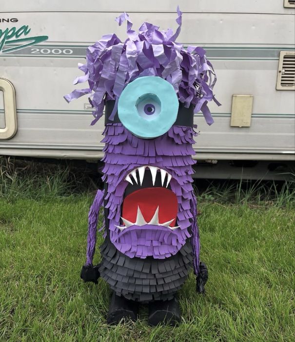 Пинята на полудял миньон