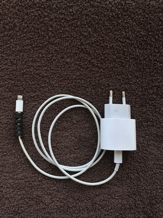 Încărcător complet ORIGINAL Apple Iphone cu cablu de date mufă tip Lightning + adaptor de priză Apple cu putere de 20w. Iphone 11, 12, 13, 14 pro max