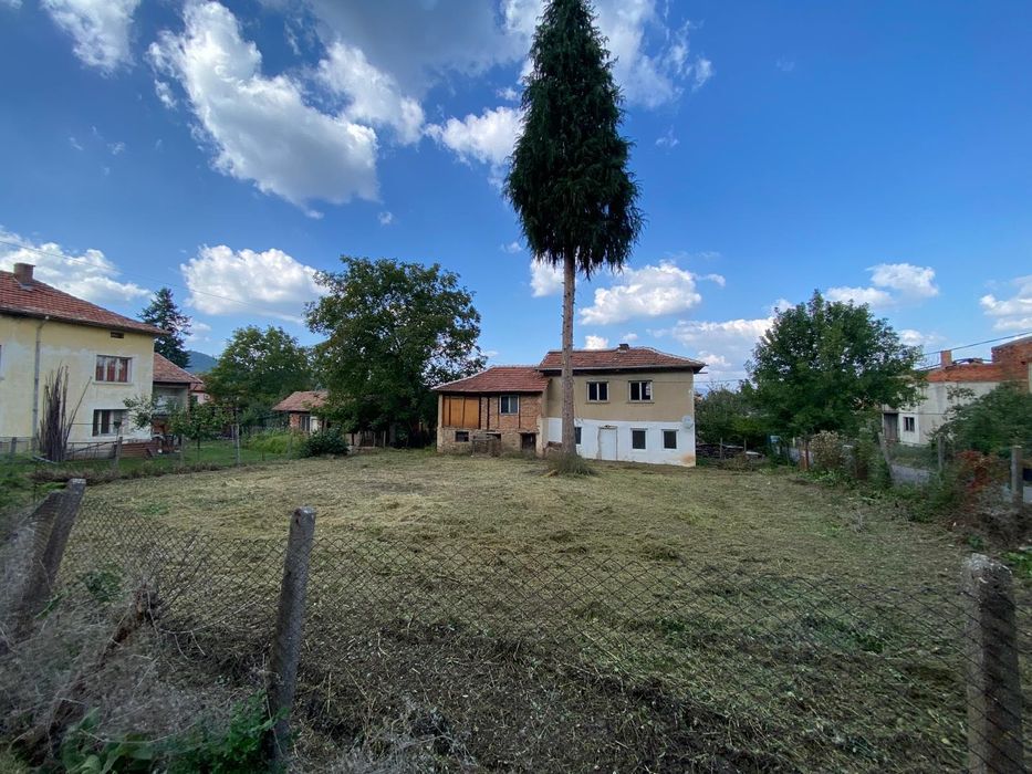 Продавам двуетажна къща