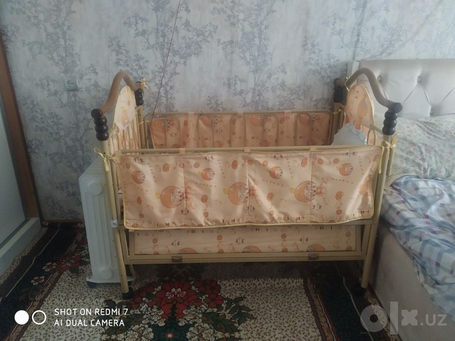 Детская кроватка с матрасом и подушкой