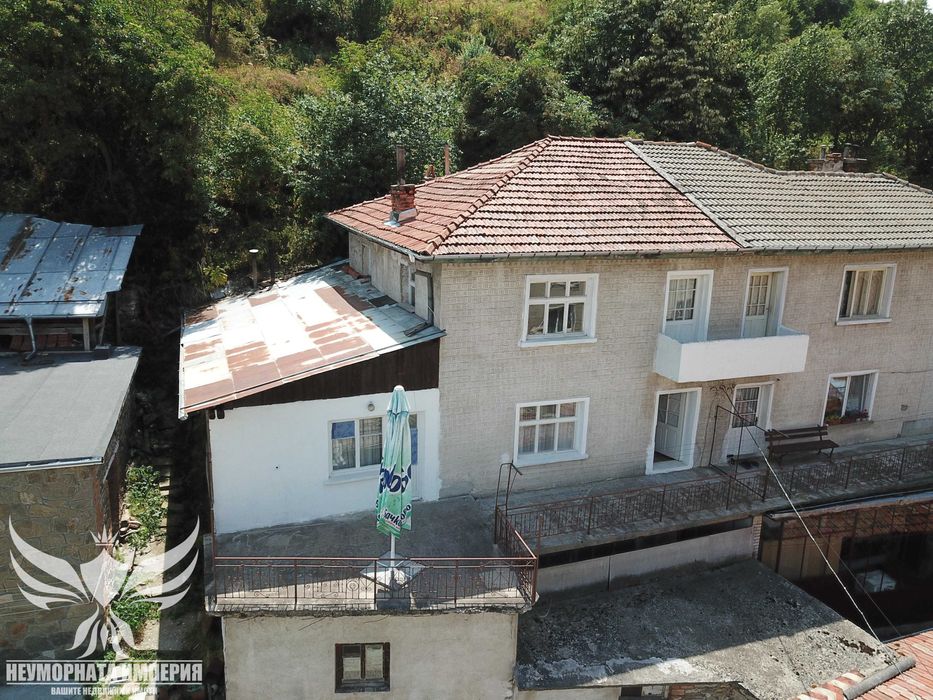 Продавам къща 225РЗП с 266 кв.м. двор в с.Забърдо обл.Смолян