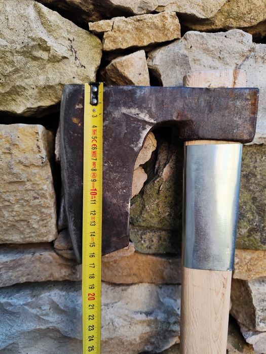 Стари брадви за дърва