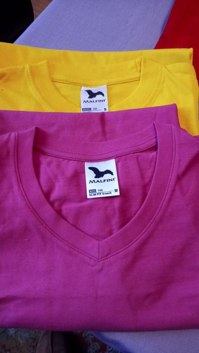 Tricouri bărbați și femei diferite culori și mărimi