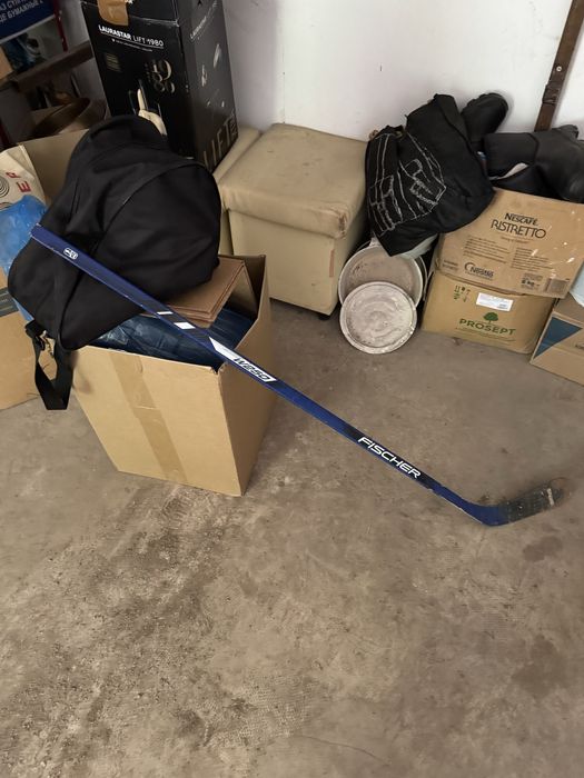 Пролаю коньки и клюшку