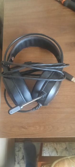 Продаются наушники для компютера.