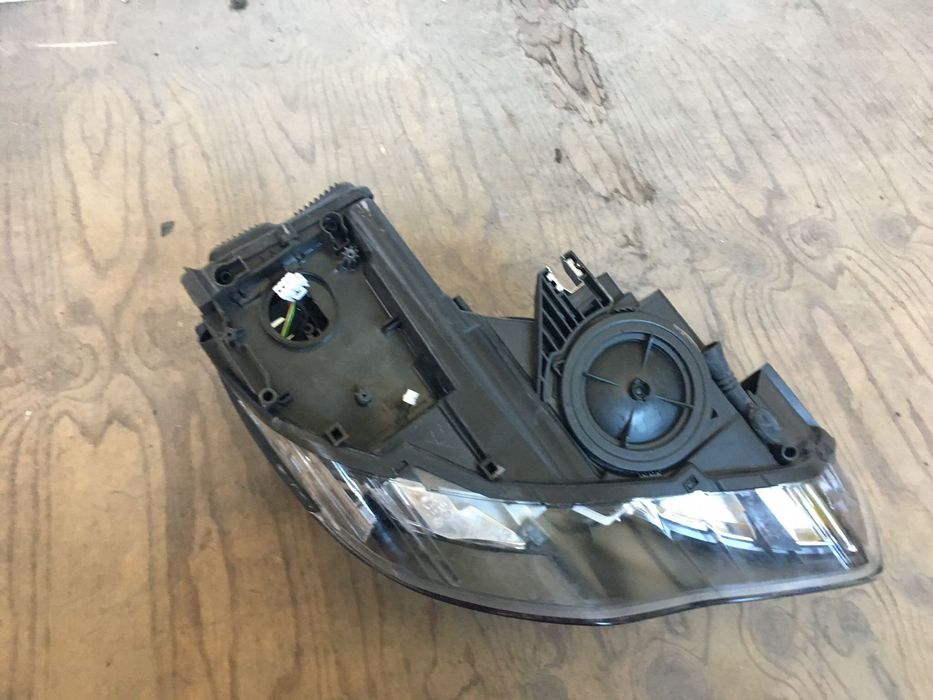 Ляв фар за Audi A1. Би-ксенон. 15-18.