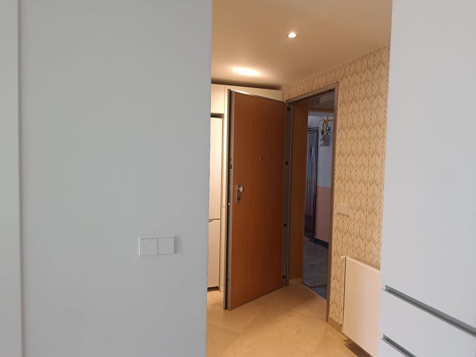 Închiriez apartament cu 2 camere