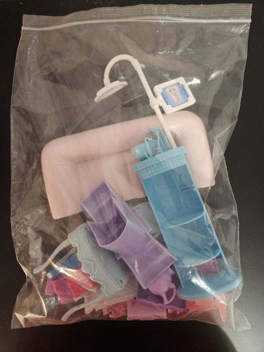 Различни видове играчки в плик и без плик