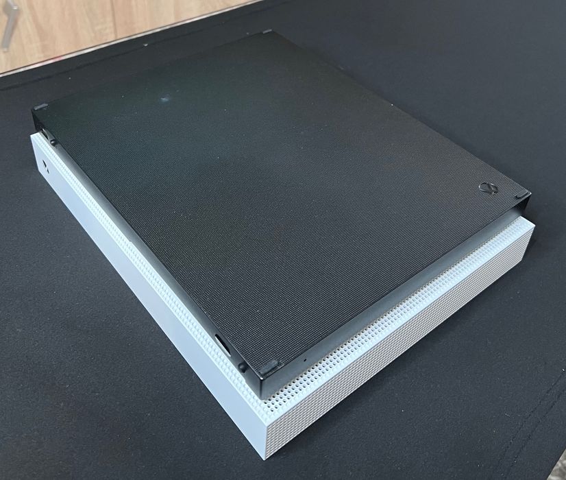 Xbox One X varianta albă