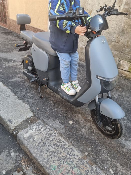 Vand scuter electric folosit ca nou il am de vara trecuta