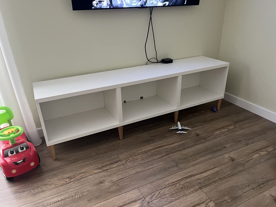 Comoda Ikea cu picioare de lemn incluse