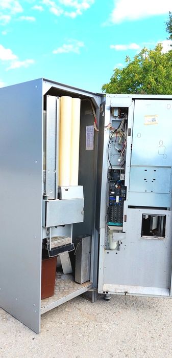 Вендинг машина за кафе/ храни и напитки / Zanussi / Зануси