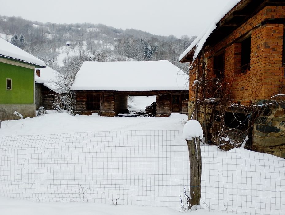 Vând doua imobile de locuit din piatra si caramida