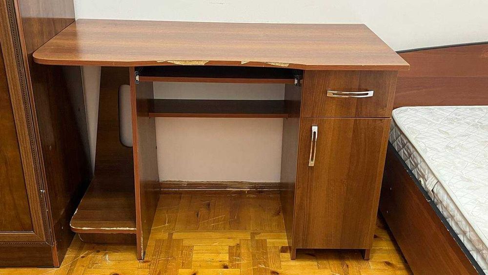 Продаётся комплект мебели (стол + стул)