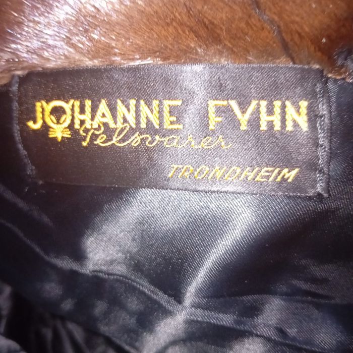 Blana naturala astrahan cu guler de vulpe