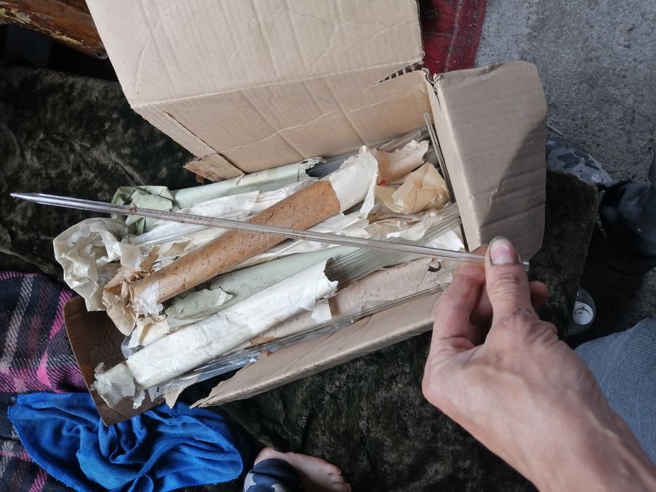 Пробирки, пипетки.