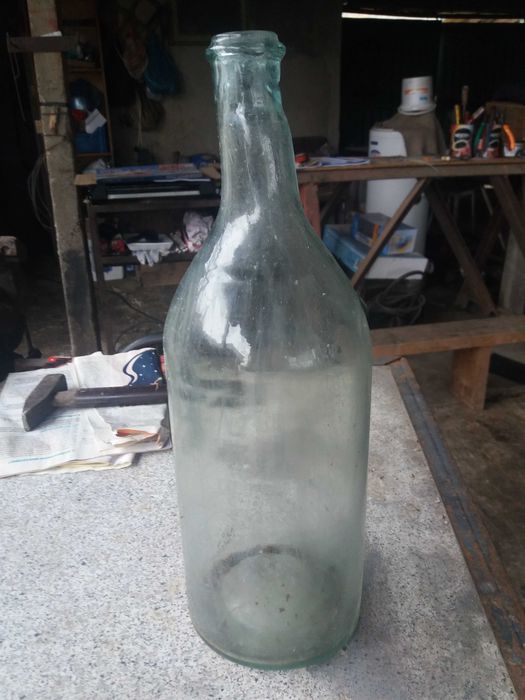 Продавам стара стъклена бутилка