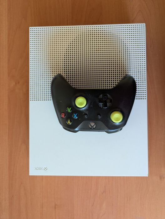 Xbox one s с одним джостигом