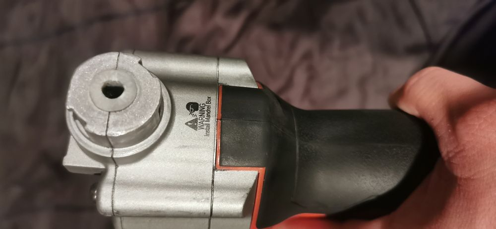 vand pistol pentru pop-nituri cu acumulator Milwaukee M12 BPRT.