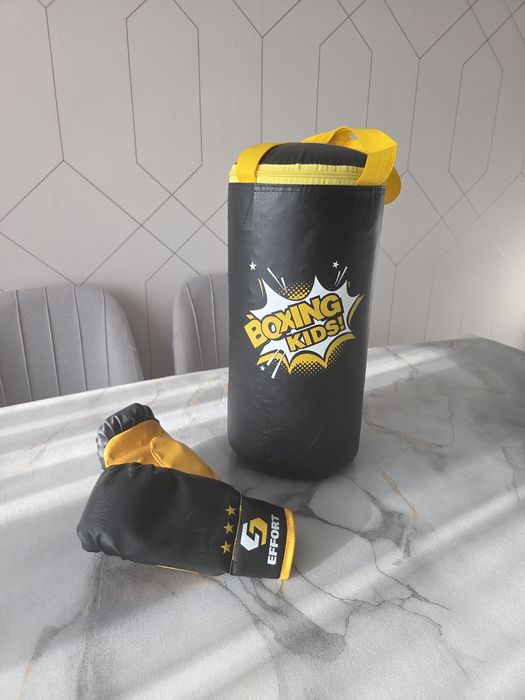 Боксерская груша и перчатки