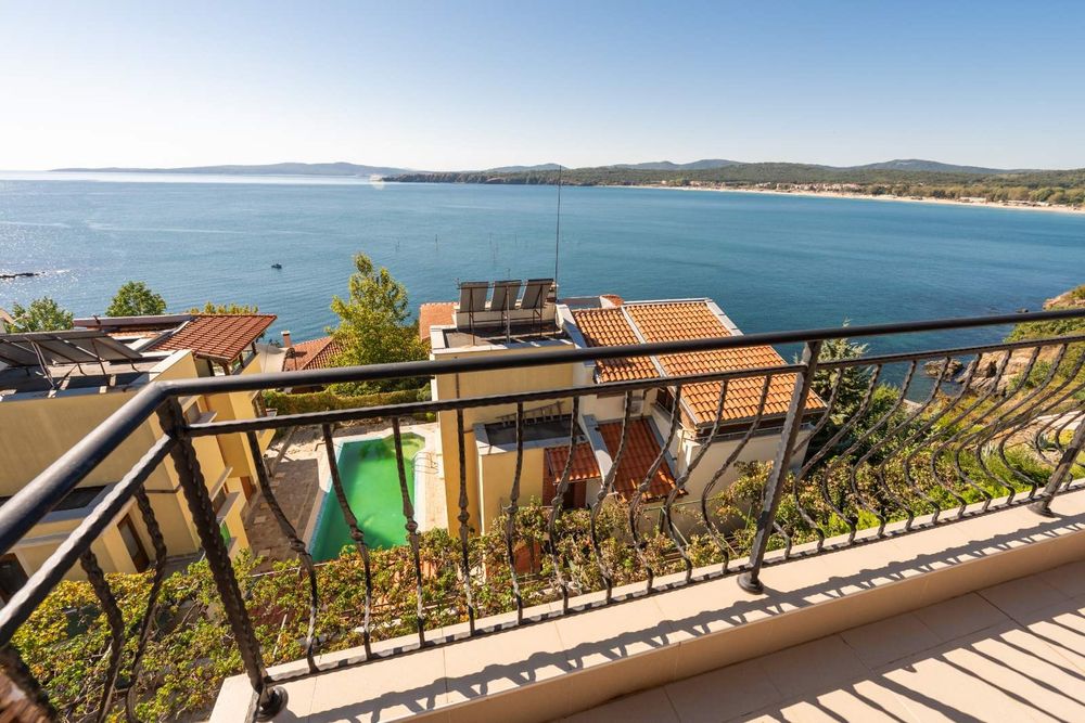 Самостоятелна къща под наем в Созопол с  частен плаж!!!