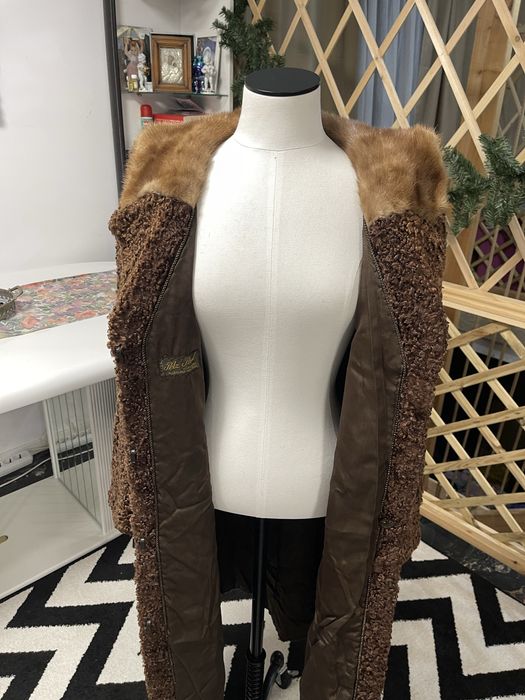 Astrahan accesorizat cu blana de vizon