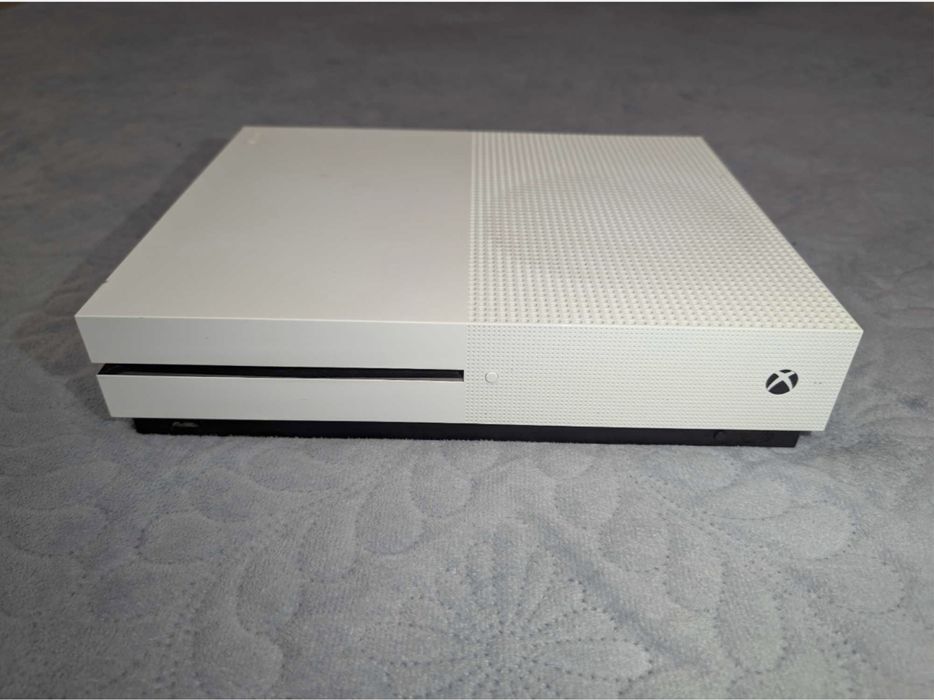 Xbox One S + 2 Controllere + Fifa 22